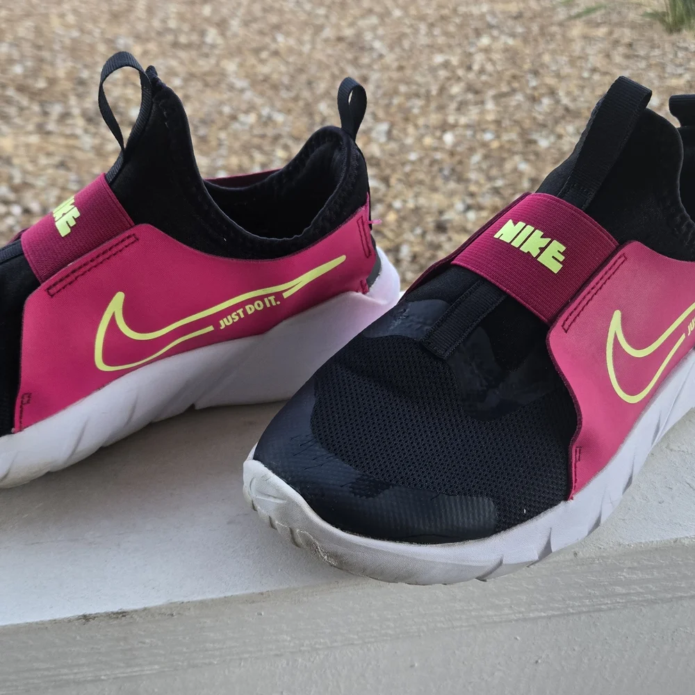 Nike Flex Kids Shoes - Black and Pink Youth 6 Or Womens 7.5 - Picture 2 of 4